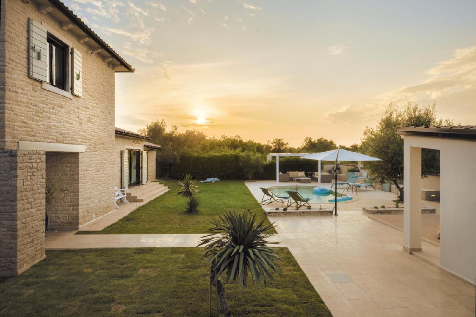 Luxury Villa In Istria - 9,000 Sqm Private Estate With Pool & Sauna, 15 Min To Sea, Near Fazana, 3 Bedrooms Juršići Eksteriør billede