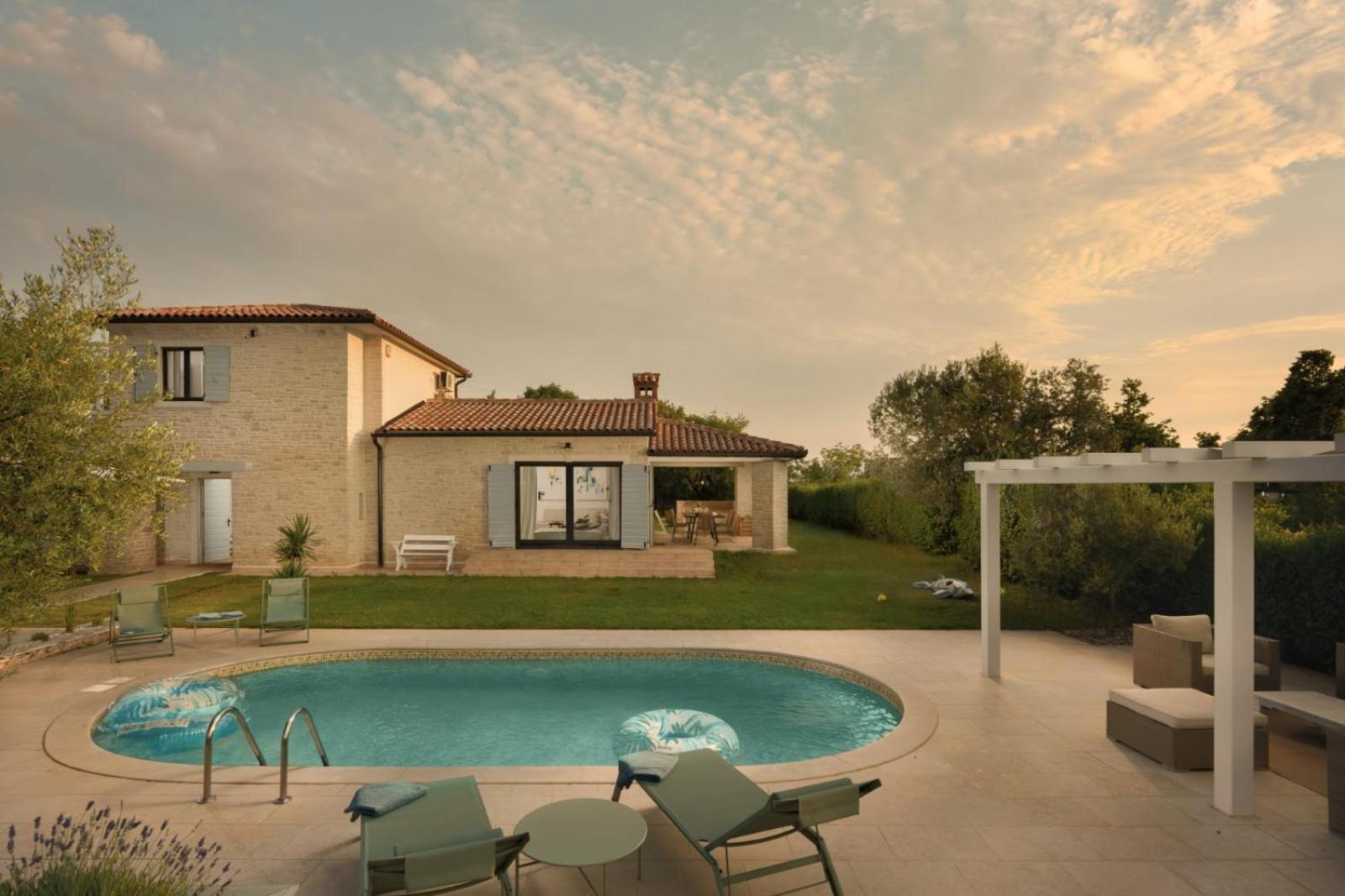 Luxury Villa In Istria - 9,000 Sqm Private Estate With Pool & Sauna, 15 Min To Sea, Near Fazana, 3 Bedrooms Juršići Eksteriør billede